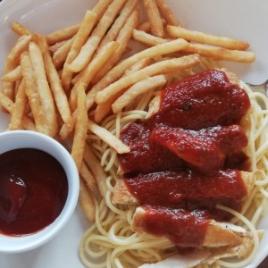 Spaguetti con Pollo en salsa roja y papas fritas