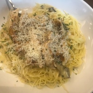 Spaguetti con pollo en salsa de hongos