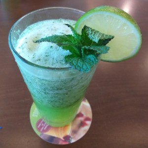 Limonada con hierbas buenas
