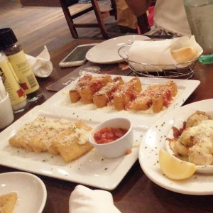 Arriba lasagna frita. Abajo cheese sticks