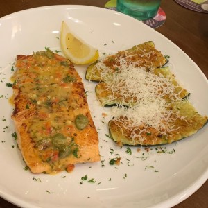 Salmon con su cocion perfecta. me volveria a comer otro plato.