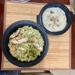 Rotini Gluten - Free al pesto con pollo. este estaba muy bueno y von buena salsa