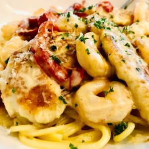 Spagueti, pollo y camarones. exelente porcion.
