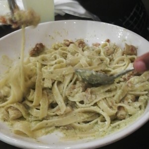 fetuccini en salsa pesto con pollo