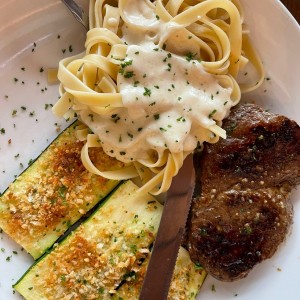 solomillo con zuccini y pasta alfredo