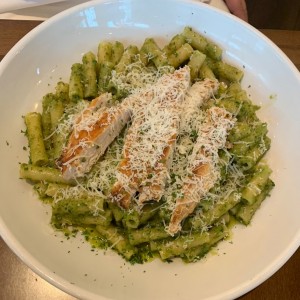 Pasta al pesto con pollo