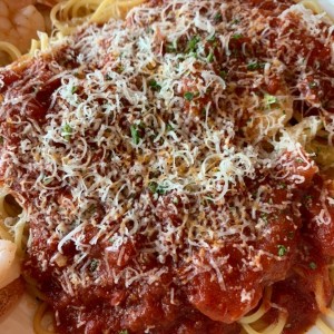 pasta con salsa marinara y camarones