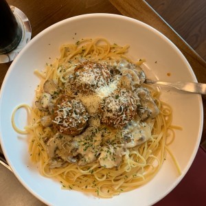 Arma tu Pasta fetuccini con salsa de hongos y Albondigas
