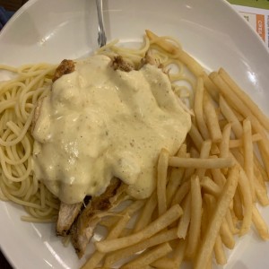 Spaguetti en salsa blanca con pollo