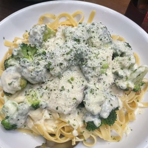 Amazing Alfredos - Chicken Alfredo con brocoli