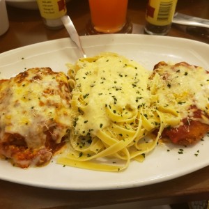 chicken Parmigiana con sample de pasta y lasagna