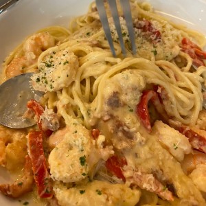 pasta con pollo y camarones