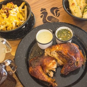 Medio pollo con yuca al mojo y chicken papas!