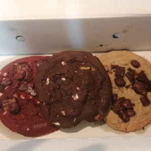 Galletas de red velvet, chocolate chip y chocolate blanco