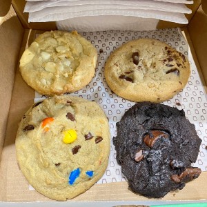 Galleta de macadamia, chocolate y m&m