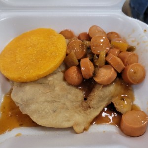 desayuno hojaldre, tortilla y salchichas guisadas