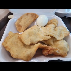 huevo sancochado con hojaldres y empanada