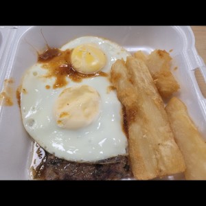 par de huevos con yuca fritas