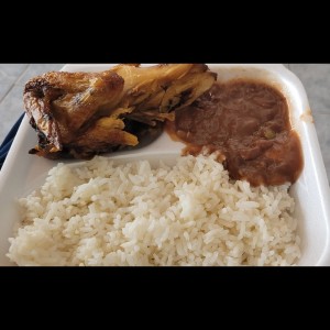 pollo asado, arroz blanco y porotos