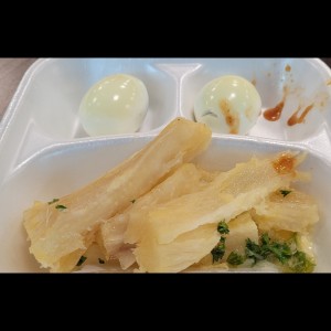 yuca al moho con huevos hervidos
