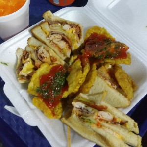 Club Sandwich con patacones.