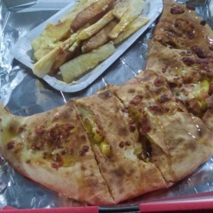Calzone Hawaiiano con yucas