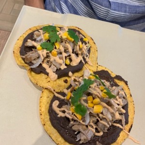 Tostada de maiz con puerco mechado