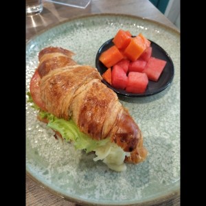 Croissant Con Mozzarella,Salsa pesto,lechuga y tomate
