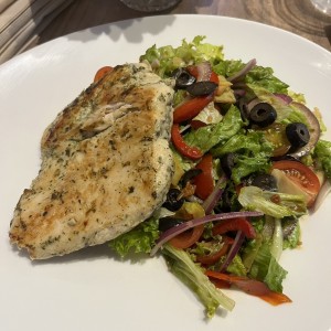 Pollo a la planch con ensalada
