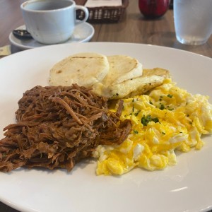 Desayuno con Ropa vieja y huevos