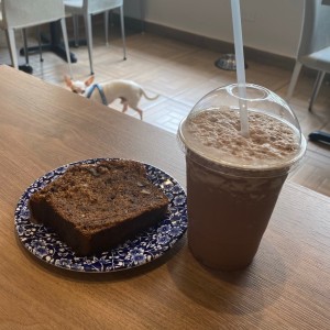 Pastel de banana con chocolate y nutela y frappe