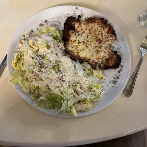 Monster Chicken Parmigiana con ensalada Cesar