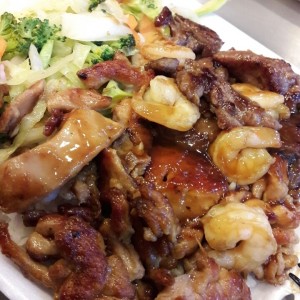 mix de carne, pollo y camarones Teriyaki