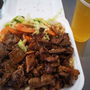 Pollo y carne teriyaki con arroz frito