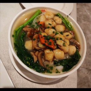 Sopa de tallarines con bolita de pescado