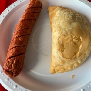 Salchicha y Empanada de Carne
