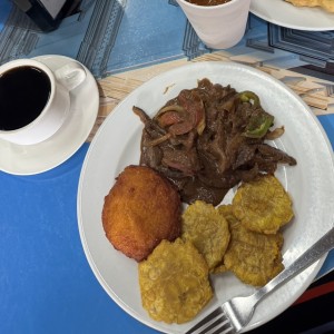 Desayunos - Bistec de Higado, patacones, pastelito de maiz y cafe 