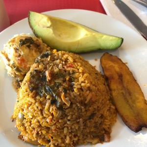 Arroz con pollo y ensalada
