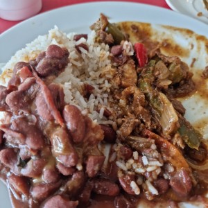 arroz poroto y bistec picado.
