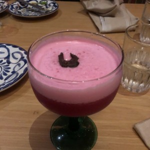Cocktail con tequila y remolacha