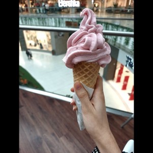 yogurt de fresa en cono