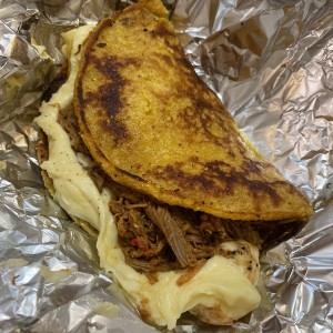 Carne o Pollo desmechado y queso