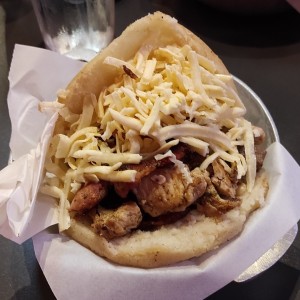arepa de pollo carne y chorizo