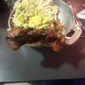 Arepa reyna pepiada con tajada 