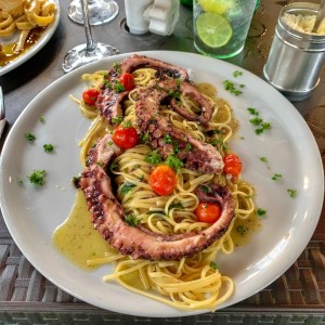 Linguine con Pulpo al Oleo