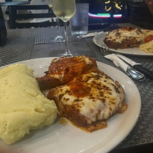 Chuleta parmesano y pure de papas 