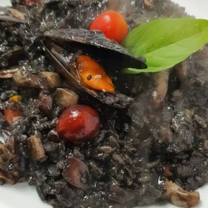 RISOTTO NERO DI SEPPIA A LA PESCATORE