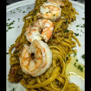 Linguine al pesto e pomodorini, con langostinos pelados......Nunca Falla el Chef Roberto, de Pizzeria italia & italian burger.