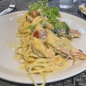 Pasta con salsa se pistacho con camarones