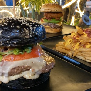 Hamburguesas y papas con queso y bacon